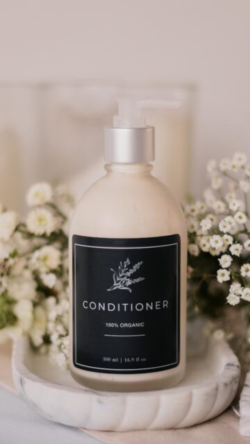 New video is up on my YouTube channel now! Link in profile 😘
This recipe tutorial is for a homemade hair conditioner recipe that can be used as a leave-in or rinse out conditioner. It is made with all-natural ingredients to promote soft, shiny, healthy hair and repair split ends naturally.
Sending big hugs and tons of love!! ❤️
I hope you enjoy the video 🥰
#hairconditioner #recipeshare #naturalhair #haircare #haircareproducts